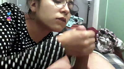 כאַנמייד מיט פינישינג אין האַנט - אַ פּלאַץ פון מילך